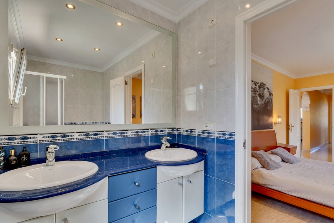 Villa in einer außergewöhnlichen ruhigen Lage, mit weitem Blick und großem Potenzial. - Foto 23