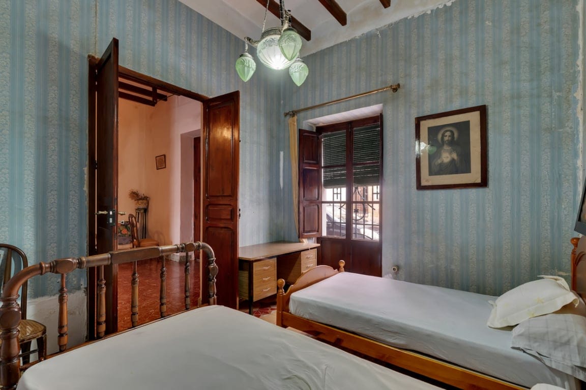 Village house with garage, spacious inner courtyard, and potential to expand the property. - Foto 12