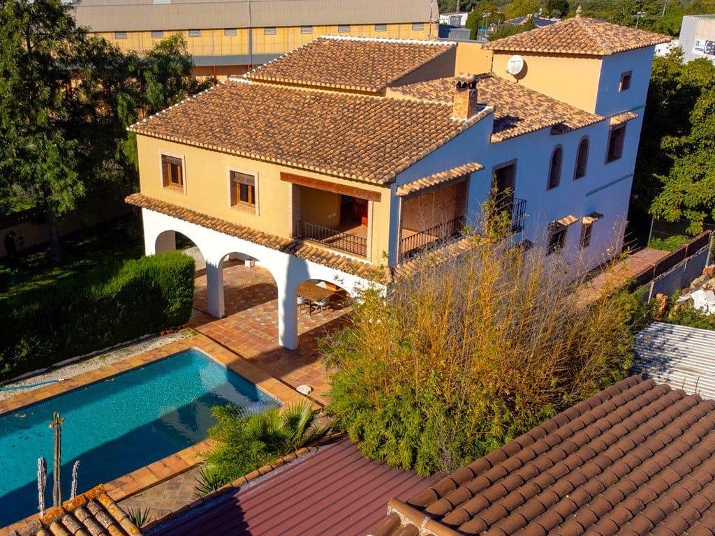 Family villa with pool for sale in Orba