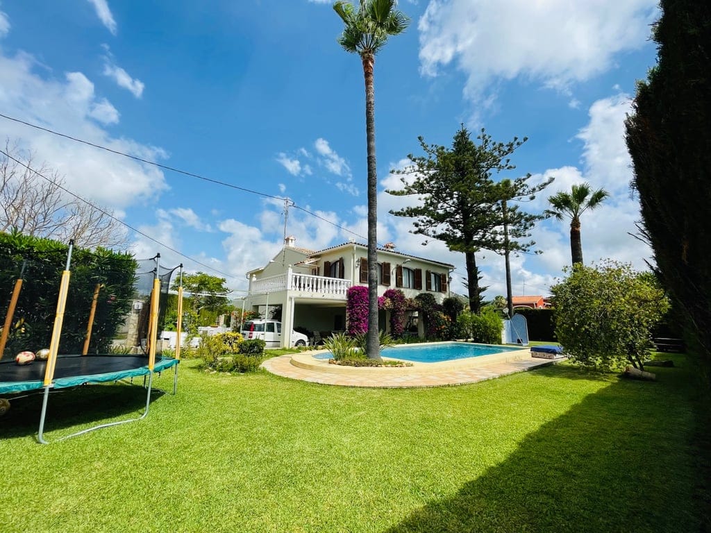 Pedreguer. Spacious country house with pool for sale