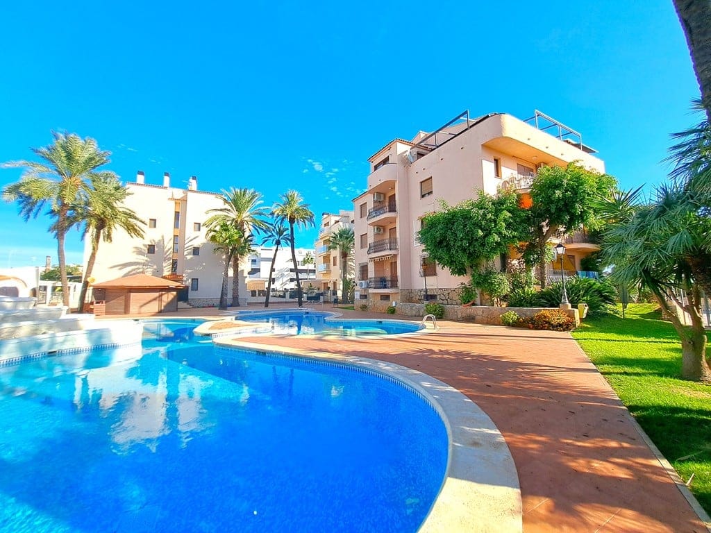 Penthouse with a large terrace and pool for sale in Dénia beach.