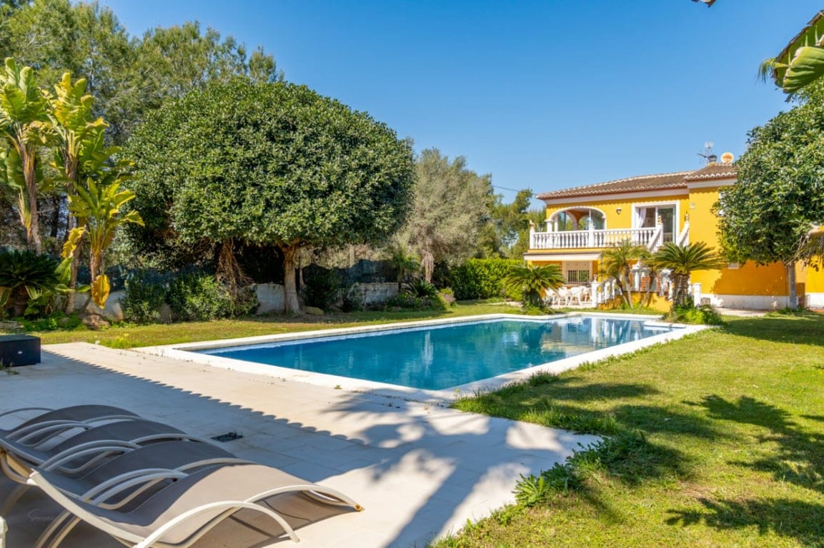 Villa in einer außergewöhnlichen ruhigen Lage, mit weitem Blick und großem Potenzial. - Foto 3