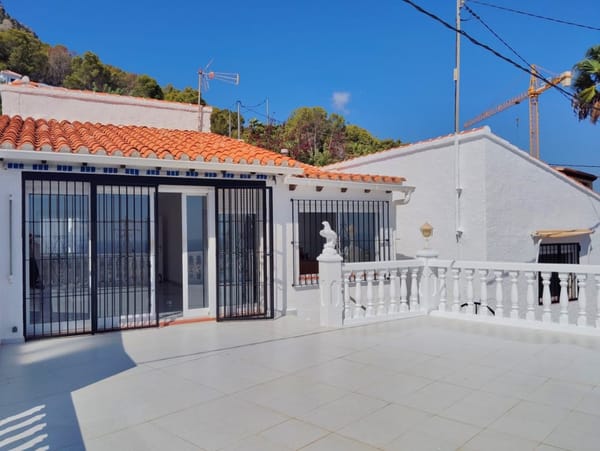 Villa en venta con 3 dormitorios , piscina y vistas al mar. - Foto 8