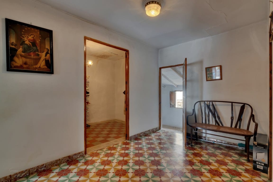 Village house with garage, spacious inner courtyard, and potential to expand the property. - Foto 25