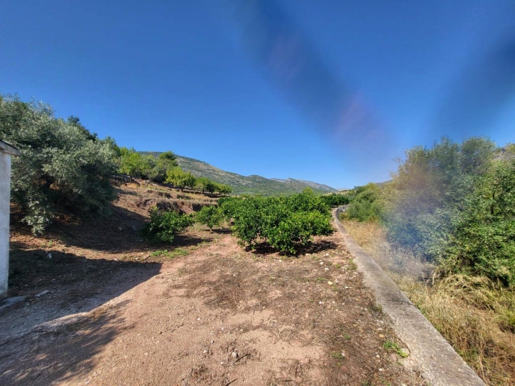 Attractive 15,000m2 plot for sale with electricity and natural water well. - Foto 11