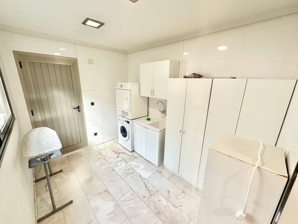Ruimte, Licht en Ontwerp in een Uniek Huis in Pego - Foto 32