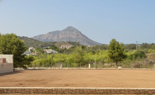 EINZIGARTIGE GELEGENHEIT: Urbanes Grundstück von 1030 m² in Lomas del Rey (Jávea) | Bergblick | 320.000 € | Ideal für den Bau einer Luxusvilla!