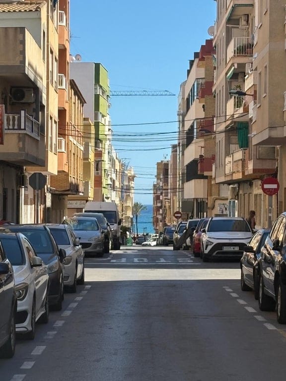 Apartamento en venta de 2 dormitorios en Torrevieja, Alicante. - Foto 3