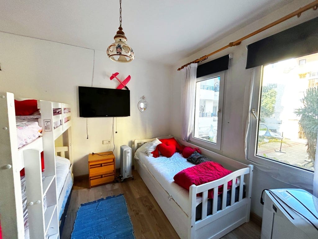 central apartment with tourist license in the Plaza de la Iglesia of Moraira, next to the port and the beach - Foto 5