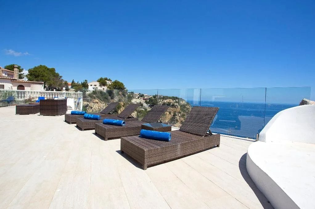 Luxurious modern frontline villa with stunning sea views - Foto 5