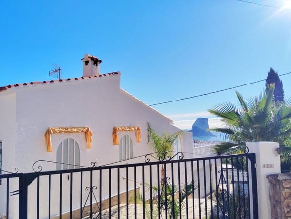 Villa en venta con 3 dormitorios , piscina y vistas al mar. - Foto 1