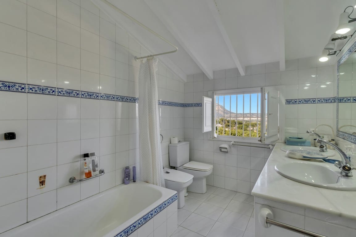 Stunning villa with amazing sea views in the El Tosalet urbanization. - Foto 22