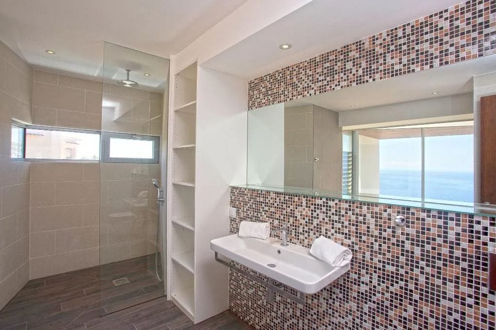 Luxurious modern frontline villa with stunning sea views - Foto 23