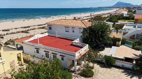 Chalet with 2 homes on the beachfront in Denia.