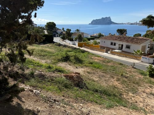 Amplia parcela con vistas al mar en venta en Benissa