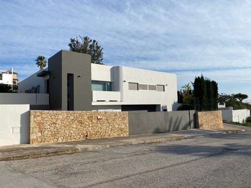 Moderne Villa mit Privatsphäre, Licht und Komfort in Benissa Costa