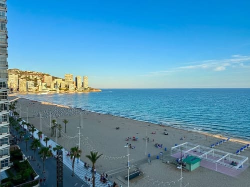 Exclusivo Refugio sobre el Mediterráneo: 7ª Planta en Primera Línea de Levante
