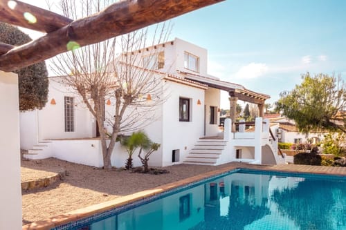 Preciosa villa de estilo ibicenco