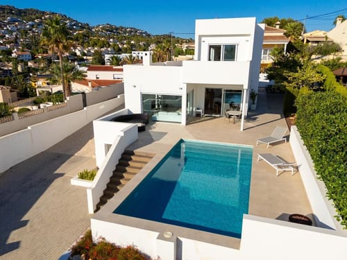 Villa moderna con vistas al mar y al Peñón de Ifach – A solo 1.800 m de la Playa de la Fustera