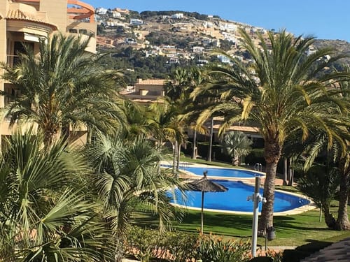 APARTAMENTO DE LUJO CERCA DEL PUERTO DE JÁVEA: COMPLEJO PRESTIGIOSO, PISCINAS CUBIERTAS Y AL AIRE LIBRE, GIMNASIO Y PISTA DE PÁDEL