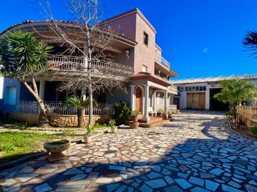 CHALET CON PISCINA, PARKING Y NAVE INDUSTRIAL EN VENTA